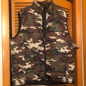 Men’s camo puffer vest